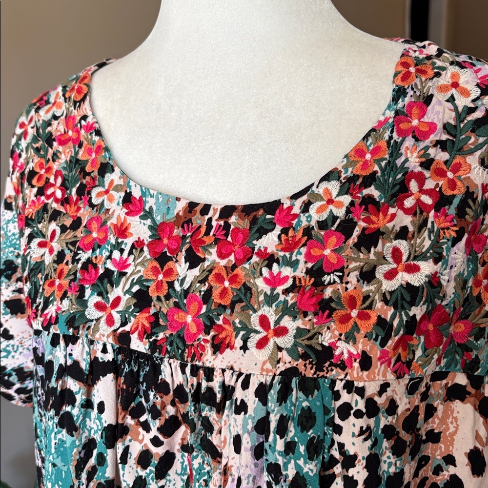 Savanna Janes animal print and embroidered yoke top size 3X - Picture 6 of 11